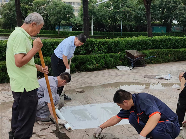 停雨間隙快速對(duì)路面進(jìn)行搶修